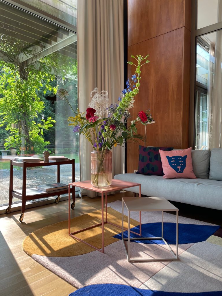 Loft im Park | lichtdurchflutete Workshop-Location Gemütlicher heller Platz am Fenster mit Sitzgelegenheit und Blumen