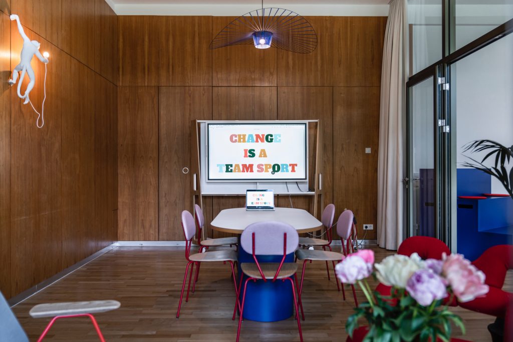 Loft im Park | Konferenzraum | Workshoplocation zu vermieten Ein schön gestalteter Konferenzraum