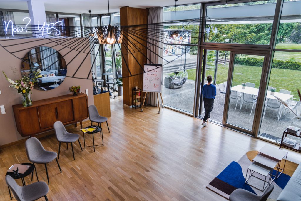 Ausblick ins Grüne | Loft im Park Blick von schräg oben auf die luftigen Räume mit Blick in den Park